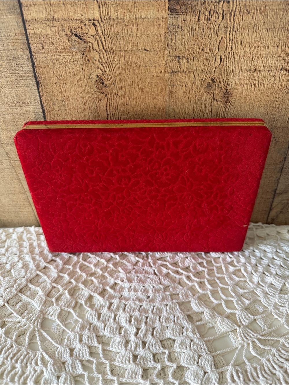 VTG red velvet jewelry box/travel case with gold-tone trim with clip on earrings - Picture 3 of 14